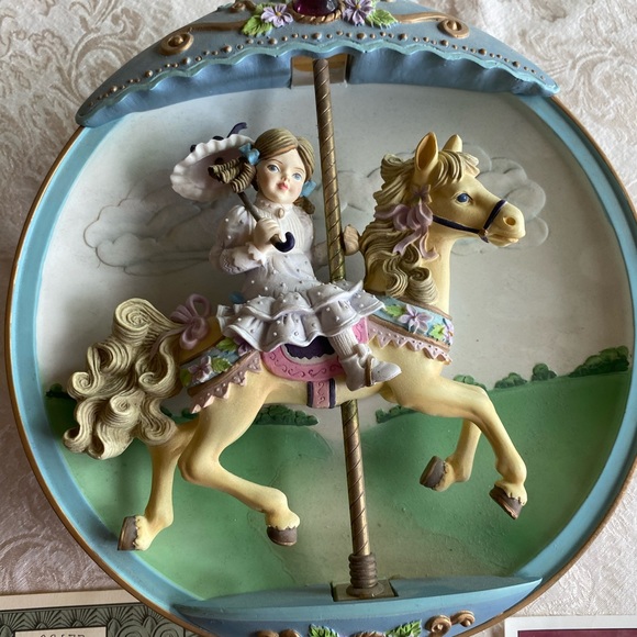 5th PLATE VINTAGE 1994 ‘FLIGHT OF FANCY’ of the CAROUSEL DAYDREAMS COLLECTION - Picture 3 of 9